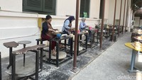 Pengunjung yang ingin mengubah gerabah tanah liat menjadi keramik, bisa menambah biaya sekitar Rp 85.000 untuk proses pengglasiran. Waktu tunggu sekitar 3 minggu dan paling lama sekitar 1 bulan, dan kerajinan hasil traveler yang sudah berbentuk keramik bisa diambil kembali di lokasi. (Amalia/detikTravel)