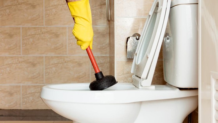 Cara mengatasi WC mampet dengan plunger.