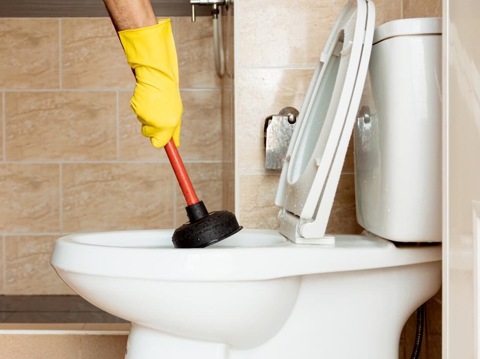 Cara mengatasi WC mampet dengan plunger.