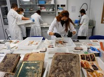 Mengembalikan Kenangan yang Rusak Akibat Banjir Dahsyat Spanyol