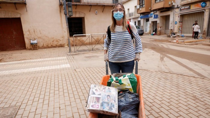 Mengembalikan Kenangan yang Rusak Akibat Banjir Dahsyat Spanyol Scientists and volunteer restorers from the University of Valencia work to recover family photographs of those affected by the recent floods, in Burjasot, Valencia, Spain November 8, 2024. REUTERS/ Eva Manez