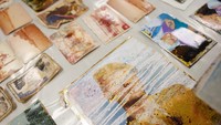 Prioritas utama tim adalah mengembalikan foto-foto yang telah direstorasi kepada pemiliknya, jadi mereka membuat daftar materi yang telah mereka kumpulkan.