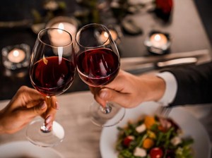 Heboh Turis Halusinasi hingga Sandera Pacar Saat Makan di Restoran