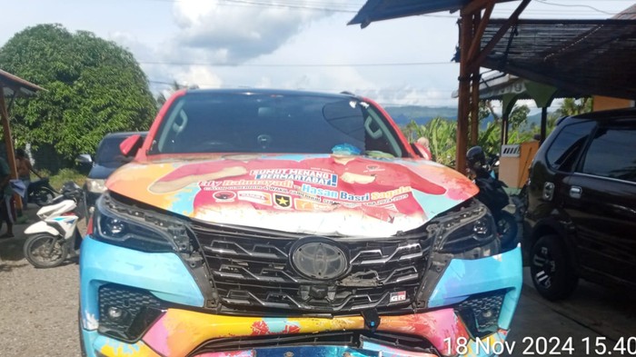 Mobil berstiker Edy-Hasan terlibat kecelakaan dengan sepeda motor di Tapsel. (Dok. Polres Tapsel)