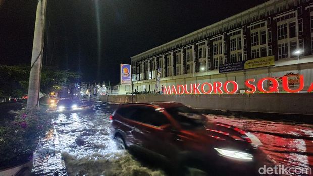 Mobil melintasi Jalan Madukoro yang tergenang pada Selasa (19/11/2024) malam.