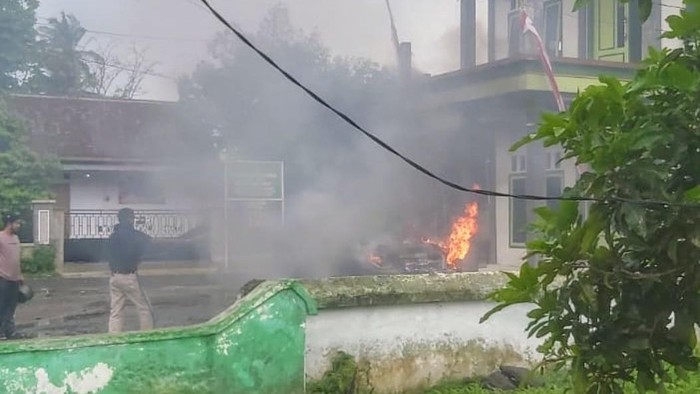 Mobil terbakar di Bondowoso