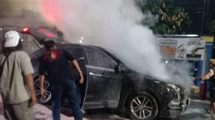 Mobil terbakar di depan Terminal Bawen, Semarang, Selasa (19/11/2024).