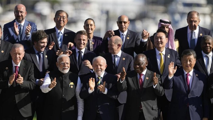 Momen para pemimpin dunia yang menghadiri KTT G20 di Brasil berfoto bersama tanpa kehadiran Presiden AS Joe Biden. (AP Photo/Eraldo Peres)