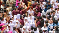 Wapres berinteraksi langsung dengan para siswa dan siswi.  