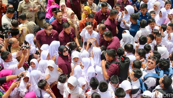 Wakil Presiden RI Gibran Rakabuming Raka meninjau uji coba makan siang gratis di SDN 15 Slipi dan SLBN 5 Jakarta. Para murid antusias dalam memyambut Wapres.