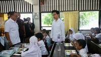 Wakil Presiden RI Gibran Rakabuming Raka meninjau uji coba makan siang gratis di SDN 15 Slipi dan SLBN 5 Jakarta, Selasa (19/11/2024).  