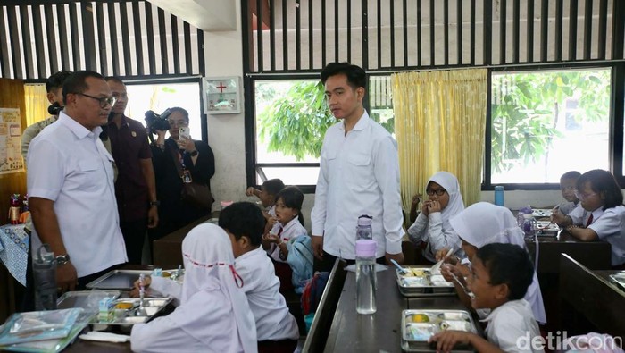 Wakil Presiden RI Gibran Rakabuming Raka meninjau uji coba makan siang gratis di SDN 15 Slipi dan SLBN 5 Jakarta. Para murid antusias dalam memyambut Wapres.