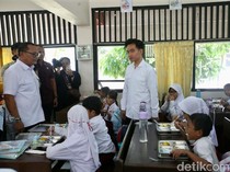 Momen Wapres Gibran Tinjau Uji Coba Makan Siang Gratis