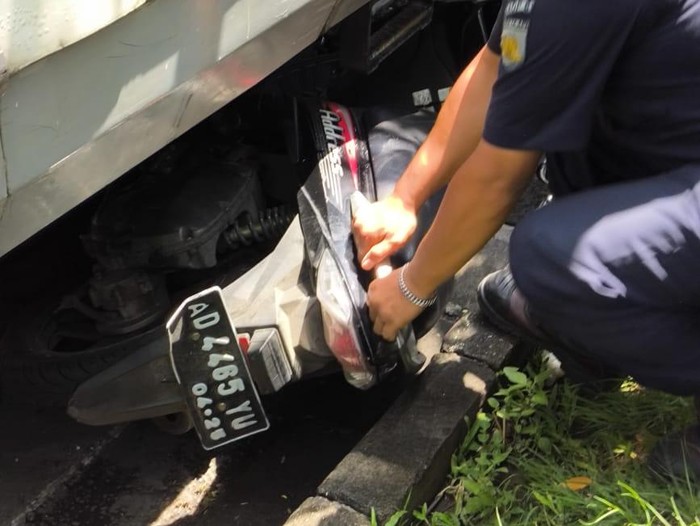 Motor tersangkut di kolong Kereta Api (KA) Batara Khresna di Jalan Slamet Riyadi, Kota Solo, Selasa (19/11/2024).