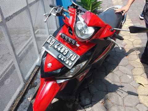 Motor tersangkut di kolong Kereta Api (KA) Batara Khresna di Jalan Slamet Riyadi, Kota Solo, Selasa (19/11/2024).