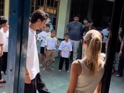 Jarang Tersorot, Momen Nathan Tjoe-A-On & Pacar Bule Kunjungi Panti Asuhan