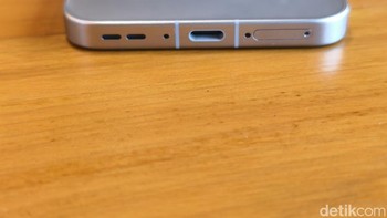 Di bagian bawah terdapat port USB-C, slot SIM Card dan speaker.  Foto: Adi Fida Rahman/detikINET