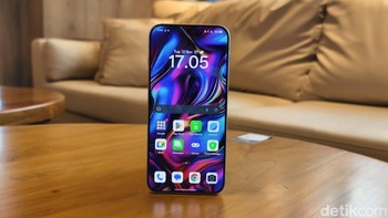 Oppo Find X8 menyuguhkan layar AMOLED 6,59 inch dengan resolusi 1256 x 2760 piksel dan kerapatan sekitar 460 ppi memberikan tampilan yang tajam dan jernih. Layar ini mendukung 1 miliar warna, HDR10+, Dolby Vision, serta memiliki refresh rate 120Hz, memastikan pengalaman visual yang halus dan responsif. Tingkat kecerahan puncak mencapai 4.500 nits, memungkinkan visibilitas yang baik bahkan di bawah sinar matahari langsung. Foto: Adi Fida Rahman/detikINET