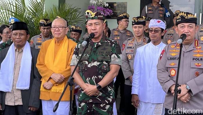 Panglima TNI Jenderal Agus Subiyanto usai menghadiri doa bersama lintas agama di GOR Praja Raksaka, Denpasar pada Selasa (19/11/2024). (Ida Bagus Putu Mahendra/detikBali)