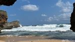 Potret Pantai Mbuluk, Hidden Gem Cantik di Balik Tebing Batu Gunungkidul