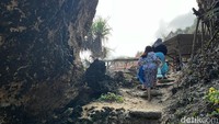 Gunungkidul memang tak ada habisnya dengan pantai-pantai yang indah. Salah satu pantai hidden gem yang wajib dikunjungi oleh para traveler adalah Pantai Mbuluk. Akses jalannya masih setapak seperti ini. (Amalia/detikTravel)
