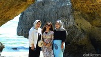 Untuk traveler yang ingin mengunjungi Pantai Mbuluk, terdapat tarif masuk sebesar Rp 15.000 per orang. Fasilitas pantai ini cukup memadai di antaranya tempat parkir, warung makan, toilet, gazebo, dan mushola. (Amalia/detikTravel)