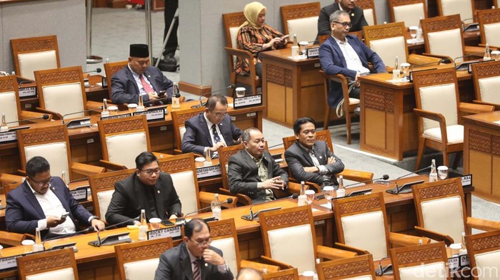 DPR RI gelar rapat paripurna hari ini. Rapat ini mengesahkan revisi UU Provinsi Daerah Khusus Jakarta (DKJ) hingga RUU Prolegnas jangka menengah 2025-2029 dan prioritas 2025.
