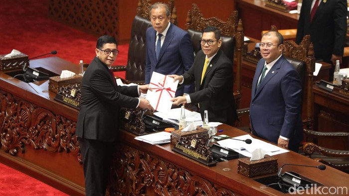 Paripurna Pengesahan RUU DKJ-Prolegnas Dihadiri 299 Anggota DPR RI DPR RI gelar rapat paripurna hari ini. Rapat ini mengesahkan revisi UU Provinsi Daerah Khusus Jakarta (DKJ) hingga RUU Prolegnas jangka menengah 2025-2029 dan prioritas 2025.