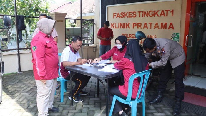 Pemeriksaan kesehatan personel Polres Malang terlibat pengamanan TPS
