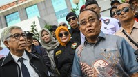 Mantan Sekretaris Kementerian BUMN Said Didu (kanan) tiba untuk memenuhi panggilan pemeriksaan di Mapolresta Tangerang, Tigaraksa, Kabupaten Tangerang, Banten, Selasa (19/11/2024).  