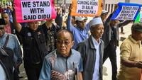 Said Didu datang dengan diantar pendukungnya.  