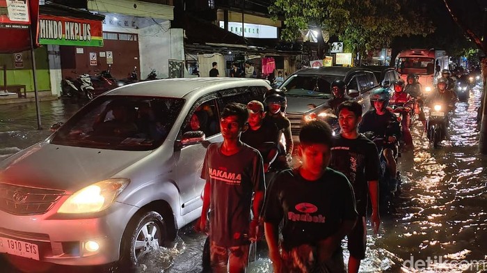 Penampakan Jalan Gajah Semarang yang masih tergenang akibat hujan deras sore ini, Selasa (19/11/2024).