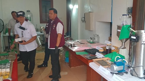 Penampakan laboratorium narkoba rahasia di sebuah vila Desa Ungasan, Kecamatan Kuta Selatan, Badung. (Aryo Mahendro/detikBali)
