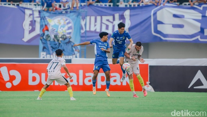 Penggawa Persikas Subang saat dijamu PSIM Jogja di Stadion Mandala Krida, Kota Jogja, Sabtu (12/10/2024).