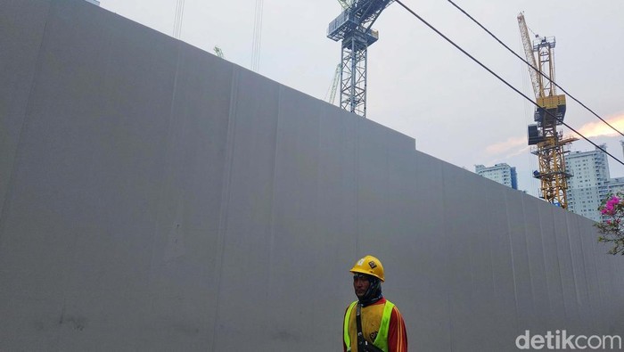 Pekerja menyelesaikan proyek infrastruktur di kawasan Thamrin-Sudirman, Jakarta, Selasa (19/11/2024). Badan Pusat Statistik (BPS) mencatat perekonomian Indonesia pada triwulan III tahun 2024 dibandingkan dengan triwulan III tahun 2023 tumbuh sebesar 4,95 persen (y-on-y), dan jika dibandingkan dengan triwulan sebelumnya mengalami pertumbuhan sebesar 1,5 persen (q-to-q).