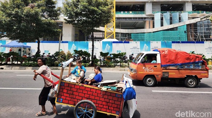 Pekerja menyelesaikan proyek infrastruktur di kawasan Thamrin-Sudirman, Jakarta, Selasa (19/11/2024). Badan Pusat Statistik (BPS) mencatat perekonomian Indonesia pada triwulan III tahun 2024 dibandingkan dengan triwulan III tahun 2023 tumbuh sebesar 4,95 persen (y-on-y), dan jika dibandingkan dengan triwulan sebelumnya mengalami pertumbuhan sebesar 1,5 persen (q-to-q).