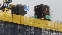 Pekerja menyelesaikan proyek infrastruktur di kawasan Thamrin-Sudirman, Jakarta, Selasa (19/11/2024).