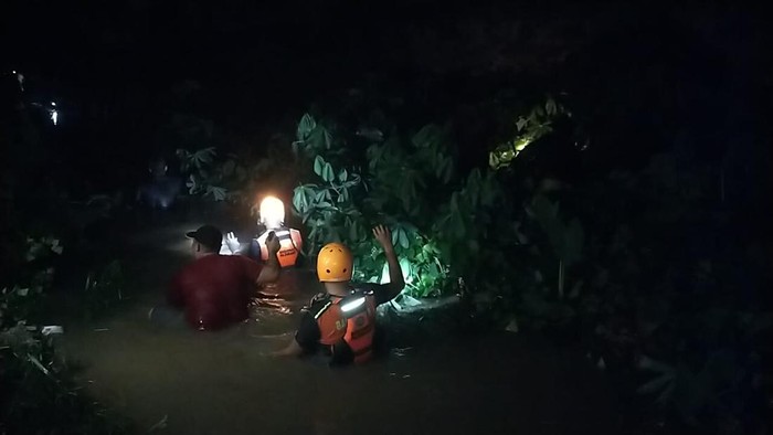 Petugas Basarnas Palembang mencari bocah yang hilang terbawa arus drainase perumahan