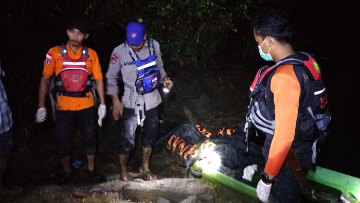 Petugas mengevakuasi tubuh nelayan yang diduga tewas diterkam buaya