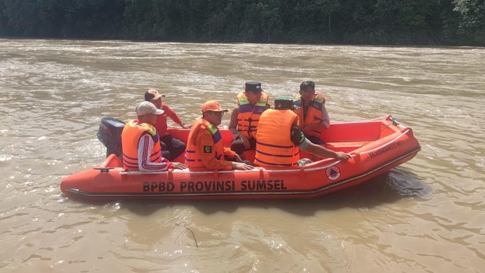 Petugas saat mencari bocah 6 tahun terseret arus Sungai Musi, Empat Lawang.