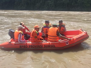 Bocah 6 Tahun Hanyut di Sungai Setelah Terpeleset di Parit Plancu Empat Lawang