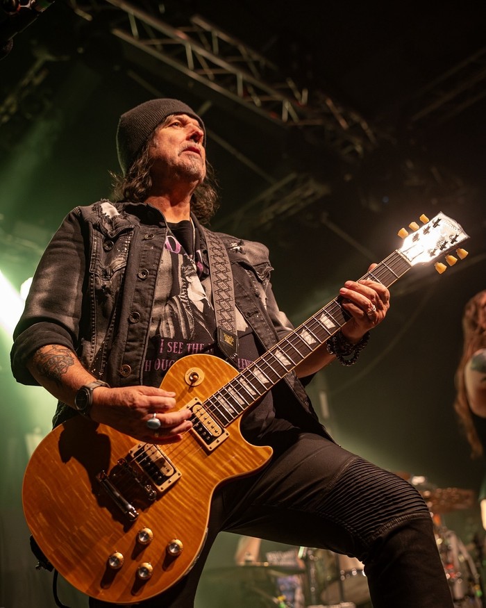 Phil Campbell menegaskan bahwa ia tak suka penonton yang sibuk merekam saat nonton konser.