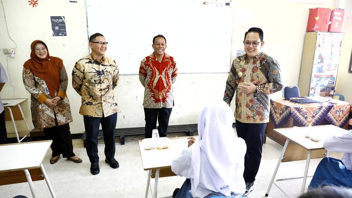 Pj Gubernur Jawa Timur Adhy Karyono meninjau uji coba program Makan Bergizi Gratis