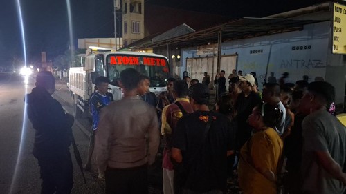 Polisi mengamankan truk yang memuat 5 ton batu mangan di Kabupaten Kupang, NTT, Senin (18/11/2024) malam. (Yufengki Bria/detikBali).