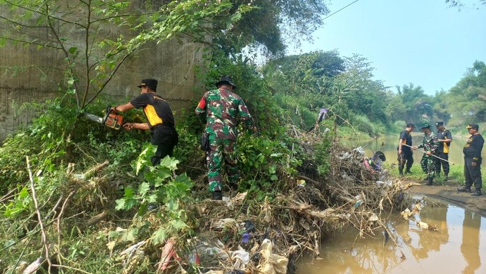 Polisi dan TNI saat bersih-bersih sungai