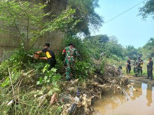 Video: Komunitas-Anak Sekolah Bersihkan Sungai Cipinang di Hari Sungai Sedunia