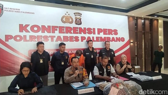Polisi menangkap bapak yang perkosa anaknya bertahun-tahun di Palembang, Sumsel.