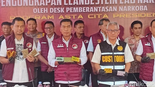 Polisi menunjukkan barang bukti narkoba yang diproduksi di laboratorium di Uluwatu, Bali, Selasa (19/11/2024).