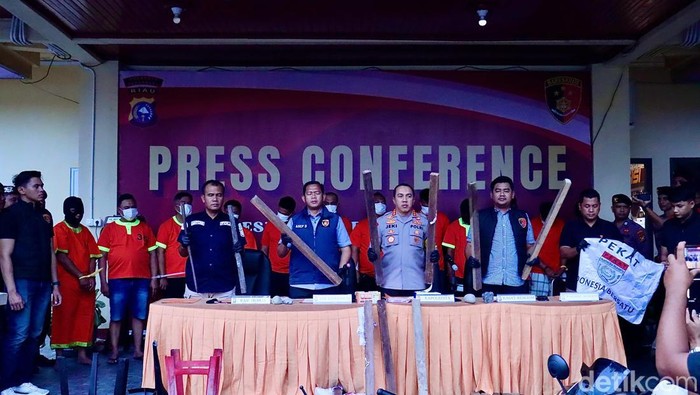 Polisi saat menunjukkan barang bukti dan pelaku yang diamankan (Dok Polresta Pekanbaru)