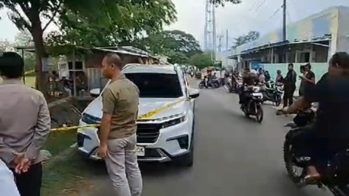Polisi saat olah TKP penemuan mayat pendeta di Kedungjaya, Cirebon
